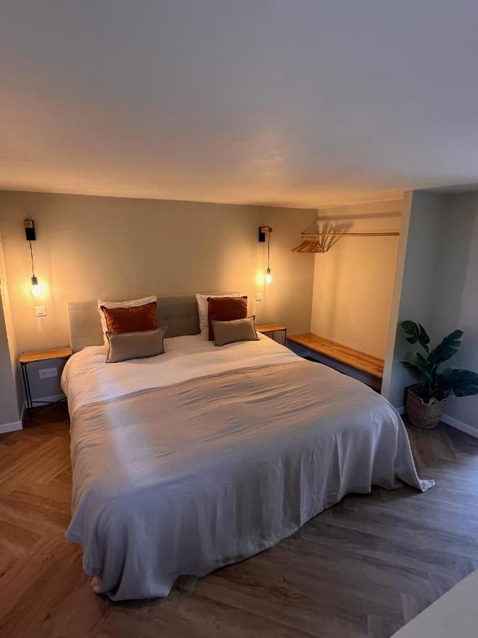 Le Mouron Rouge Apartment *