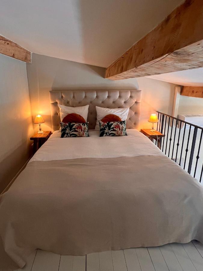 Le Mouron Rouge Apartment *